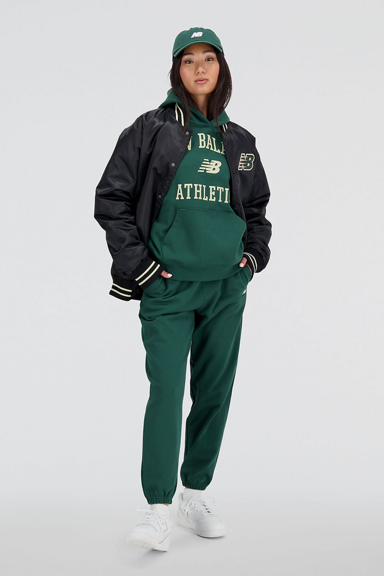 NEW BALANCE ATHLETICS VARSITY HOODIE en color VERDE (4)