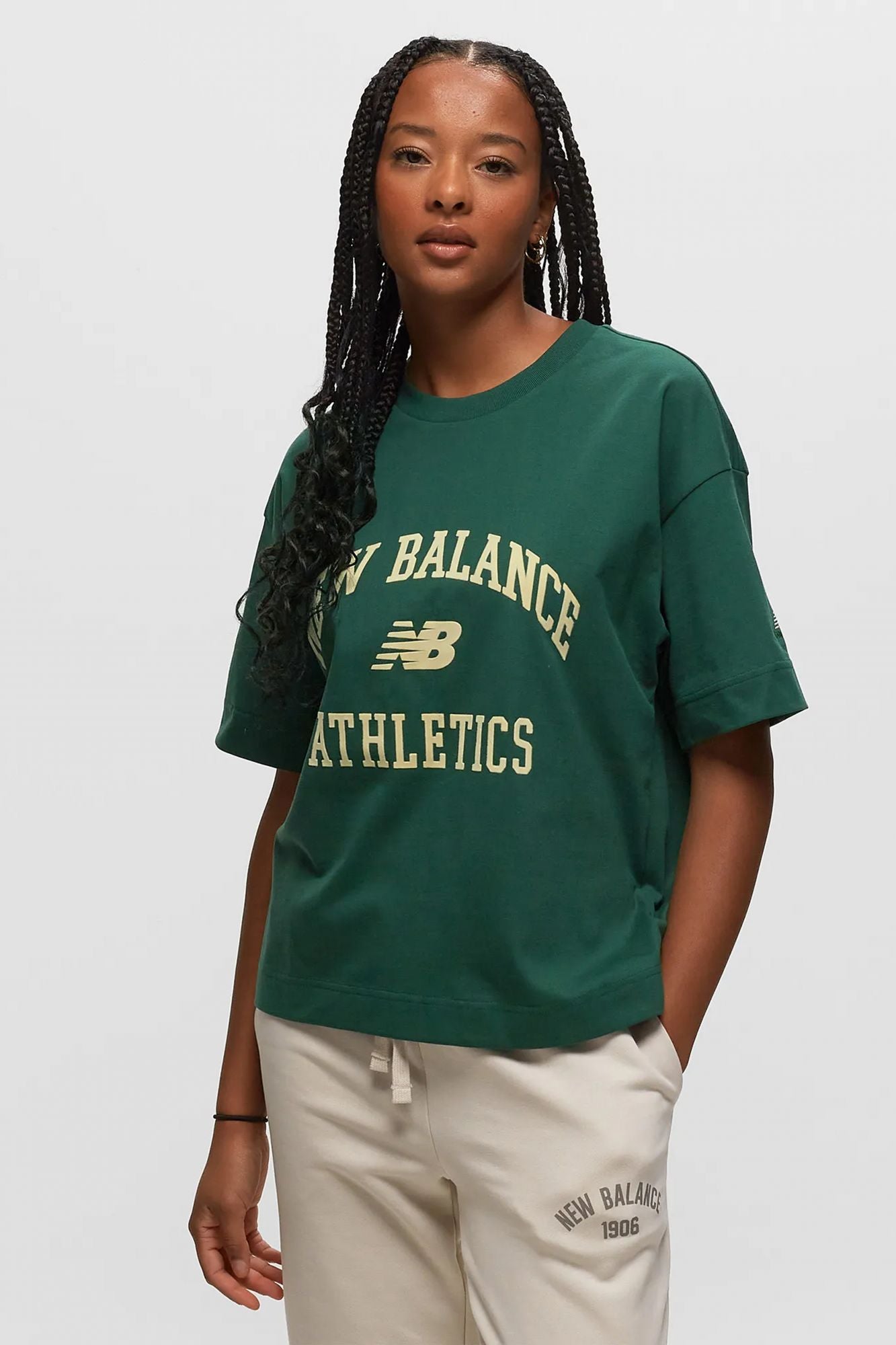 NEW BALANCE  ATHLETICS VARSITY SHIRT en color VERDE (1)