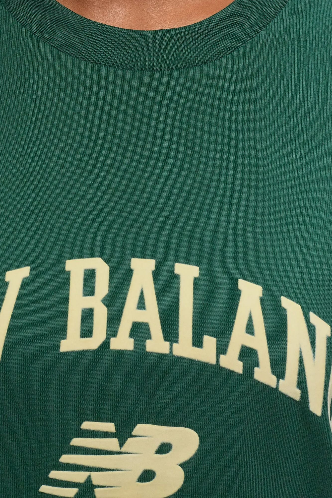 NEW BALANCE  ATHLETICS VARSITY SHIRT en color VERDE (4)