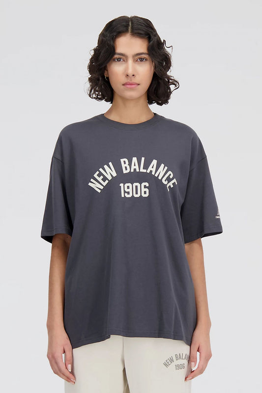 NEW BALANCE ESSENTIALS VARSITY TSHIRT en color GRIS (1)