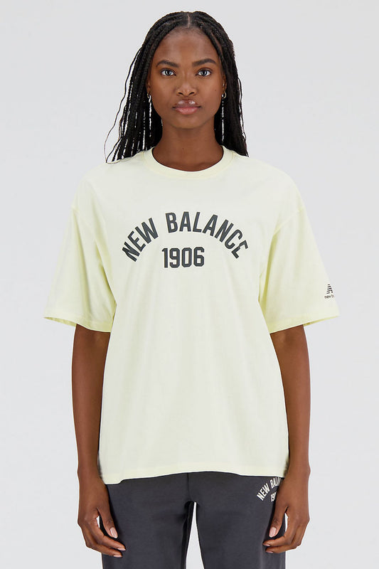 NEW BALANCE ESSENTIALS VARSITY TSHIRT en color AMARILLO (1)