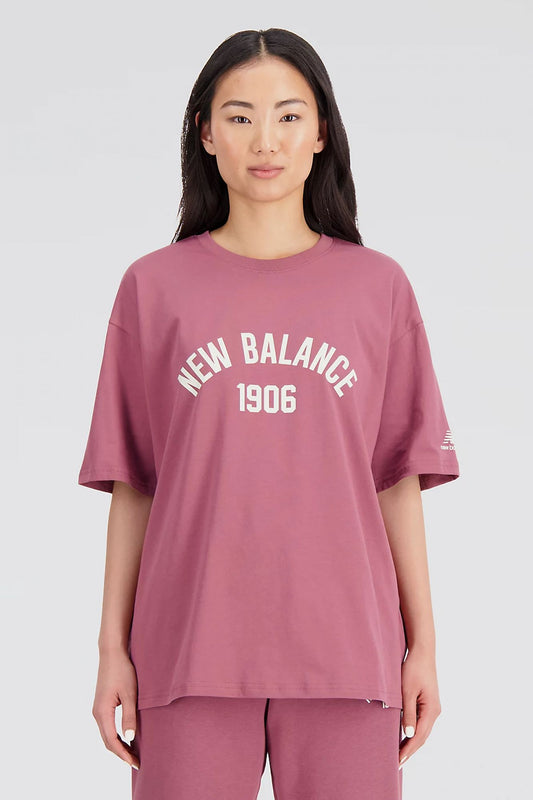 NEW BALANCE ESSENTIALS VARSITY TSHIRT en color BURDEOS (1)