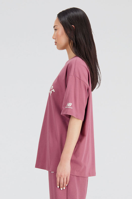 NEW BALANCE ESSENTIALS VARSITY TSHIRT en color BURDEOS (2)