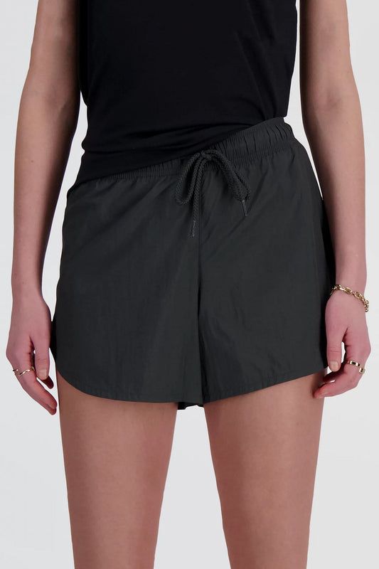 NEW BALANCE  SHIFTED SHORT en color GRIS (1)