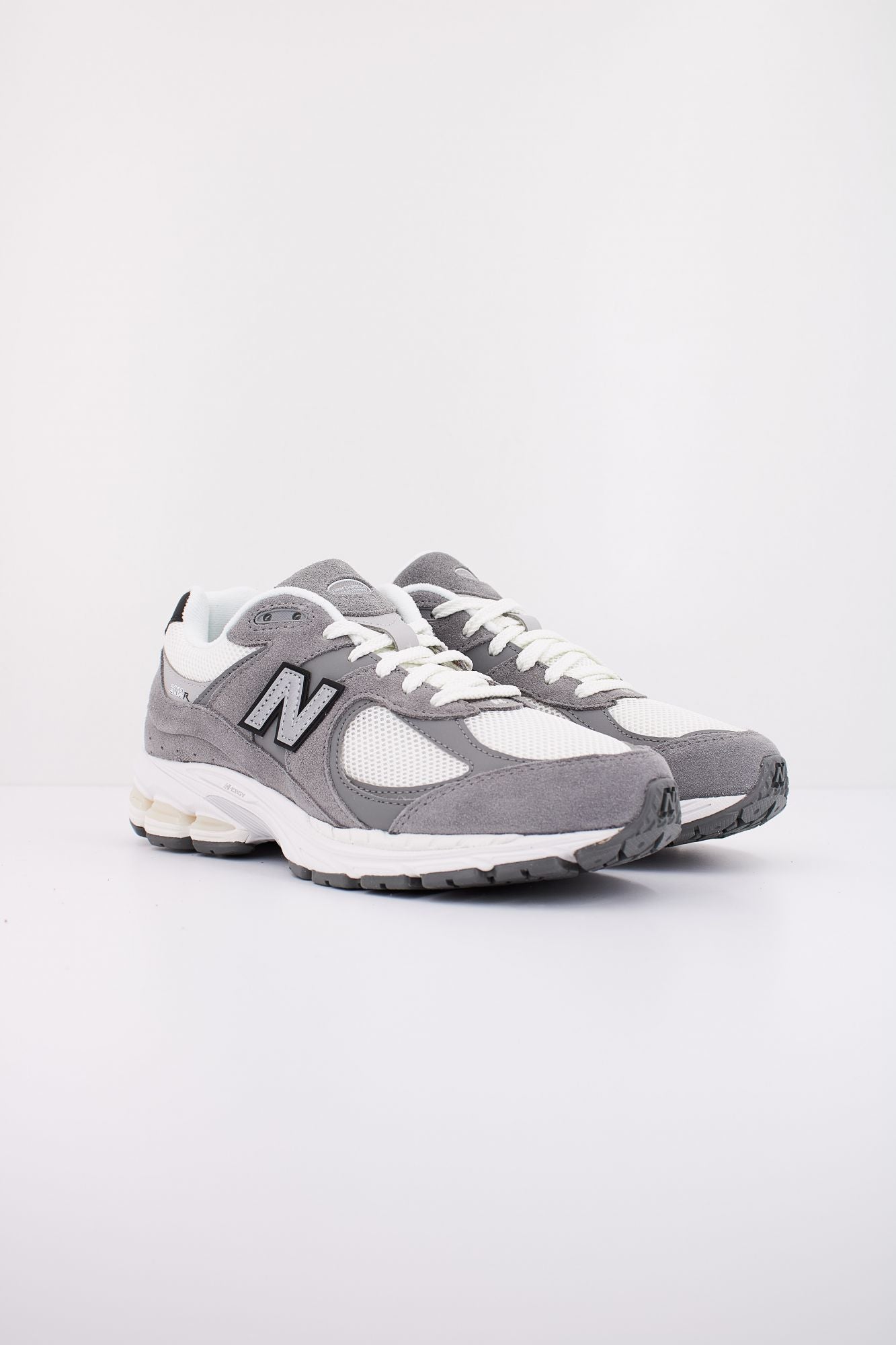 NEW BALANCE M2002 RRD en color GRIS (2)