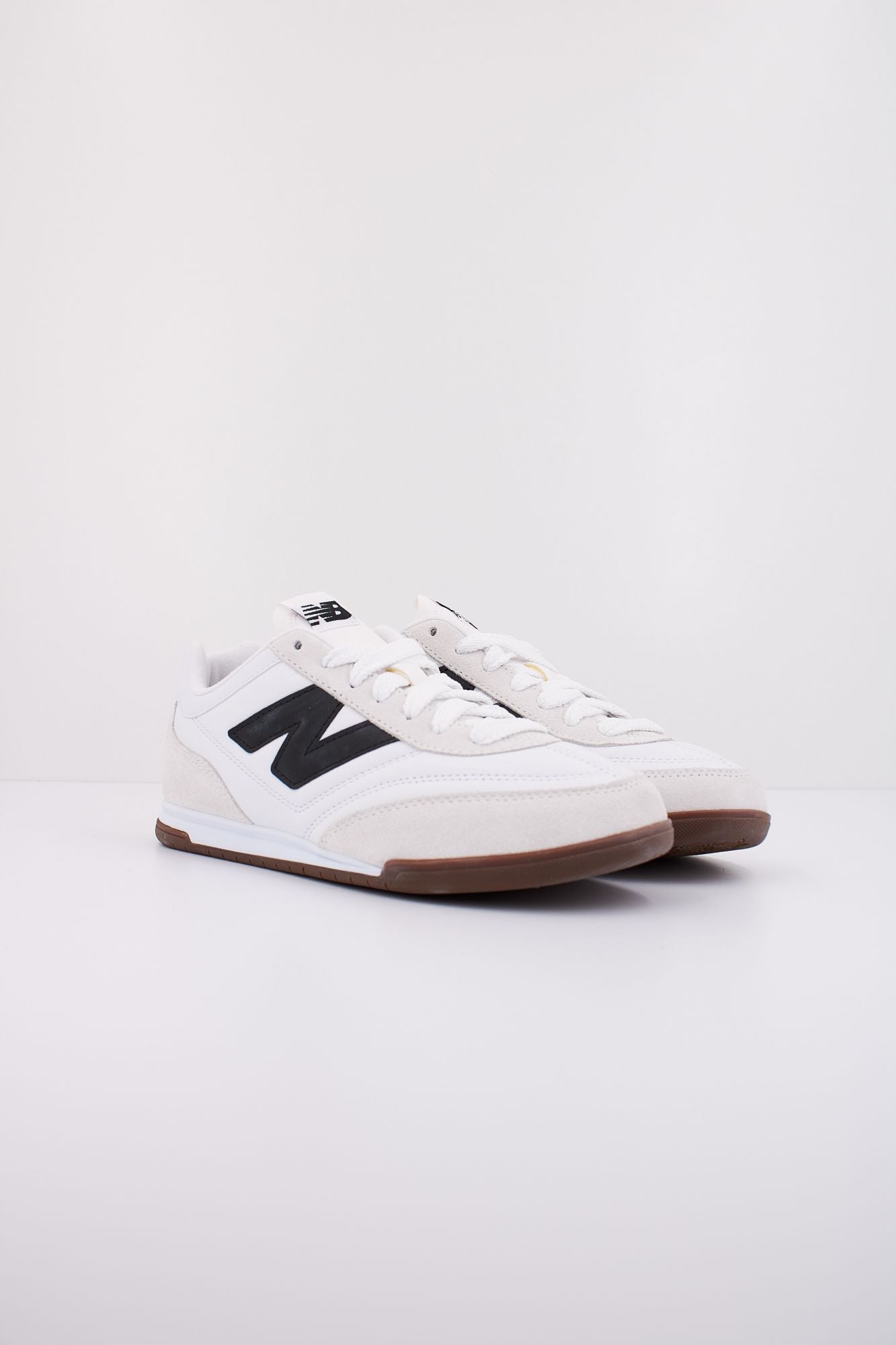 NEW BALANCE URC42 LA en color BLANCO (2)