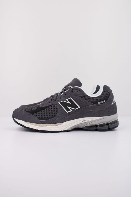 NEW BALANCE M2002 RFL en color GRIS (1)