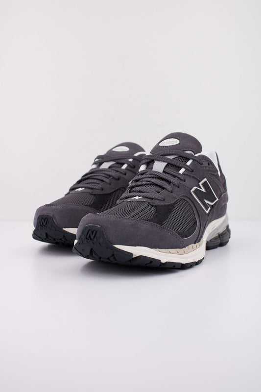 NEW BALANCE M2002 RFL en color GRIS (2)