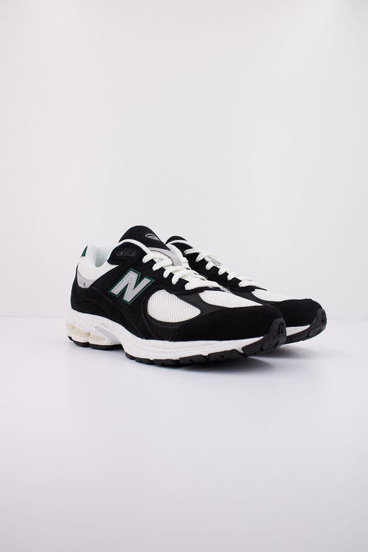 NEW BALANCE M2002 RRA en color NEGRO (2)