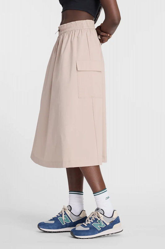 NEW BALANCE MIDI CARGO SKIRT en color GRIS (2)