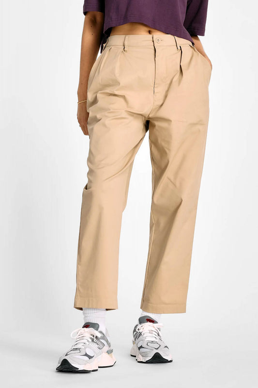 NEW BALANCE BOYLSTON TWILL TAPERED PANT en color MARRON CLARO (1)