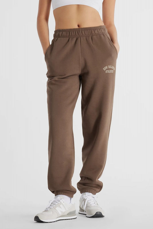 NEW BALANCE GRAPHIC FLEECE JOGGER en color MARRON (1)