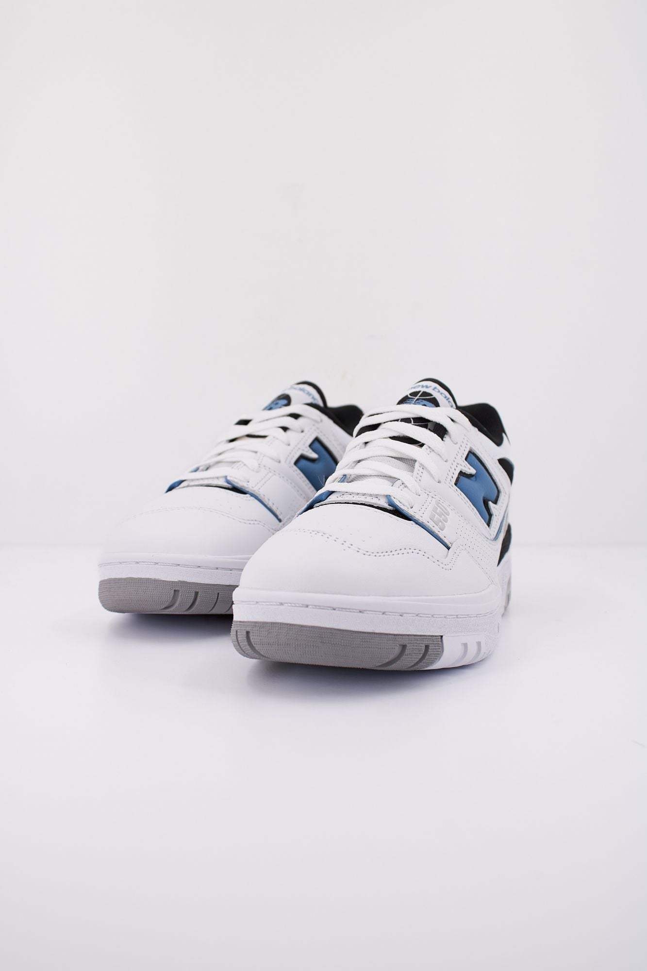 NEW BALANCE BB550 ESF en color BLANCO (2)