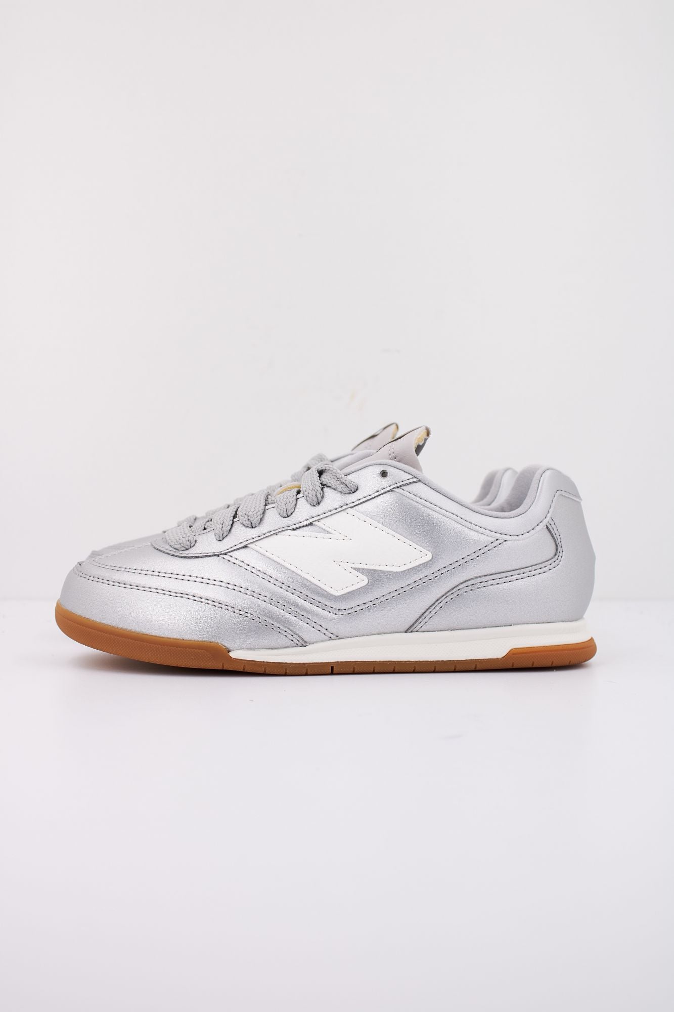 NEW BALANCE URC42 CA en color PLATA (1)