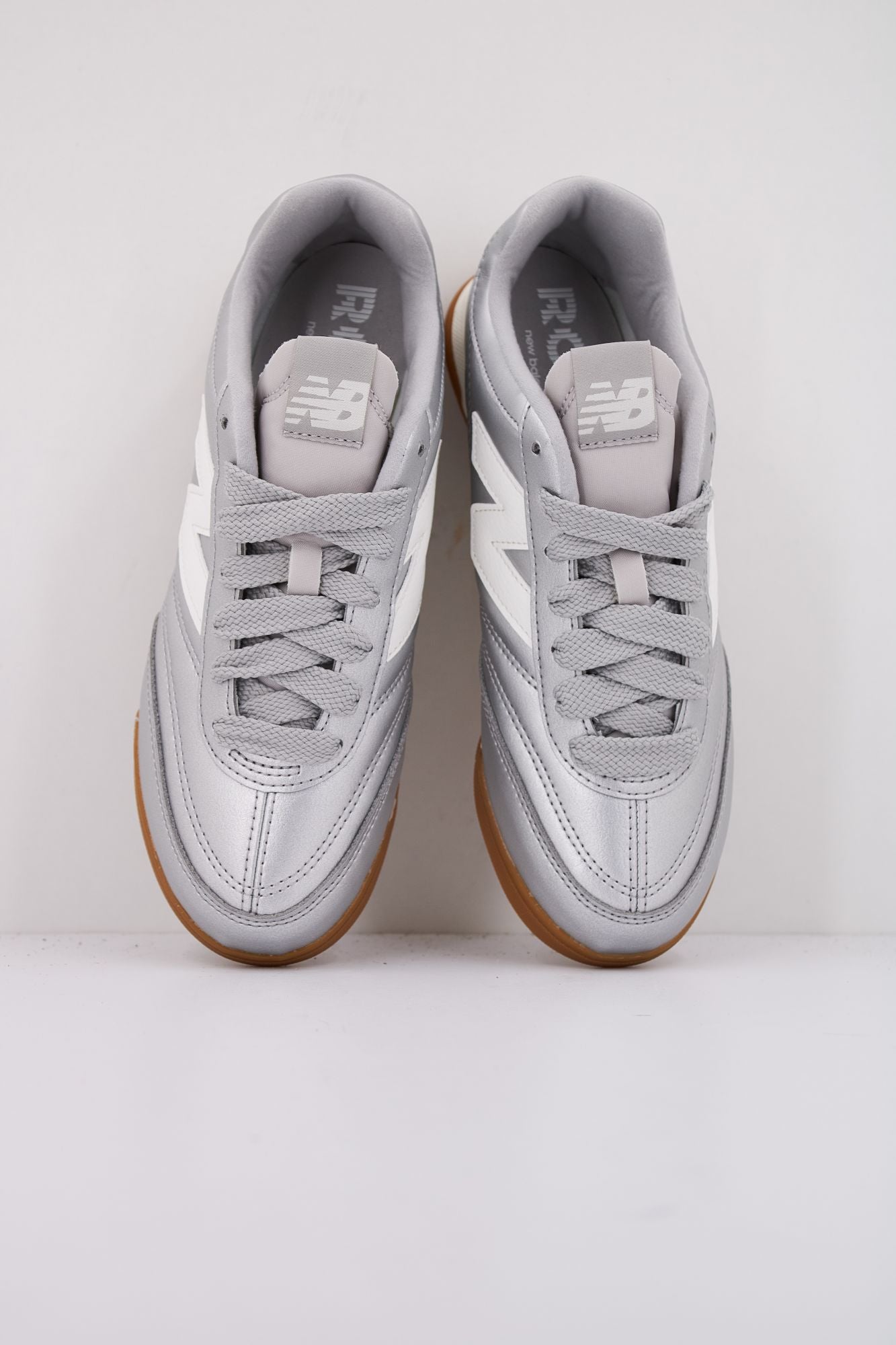 NEW BALANCE URC42 CA en color PLATA (3)