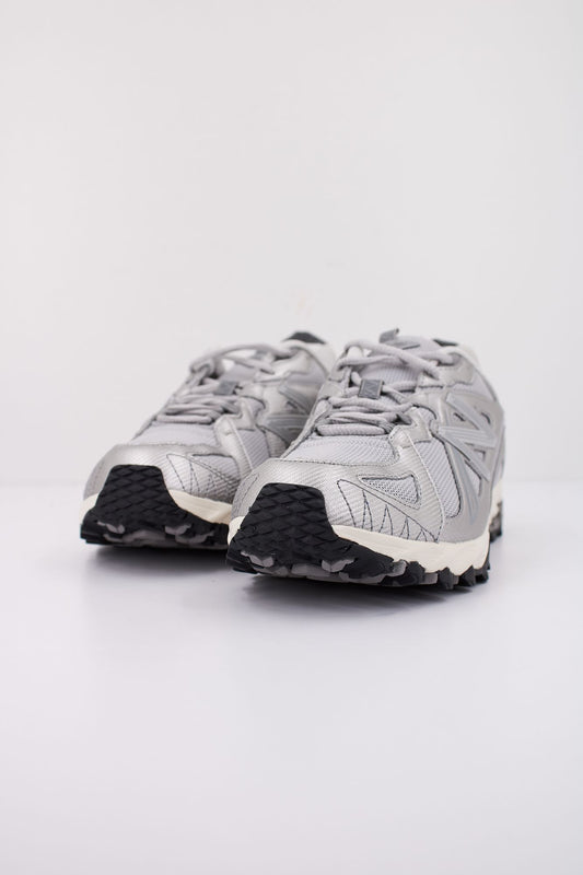 NEW BALANCE ML610 TAU en color PLATA (2)