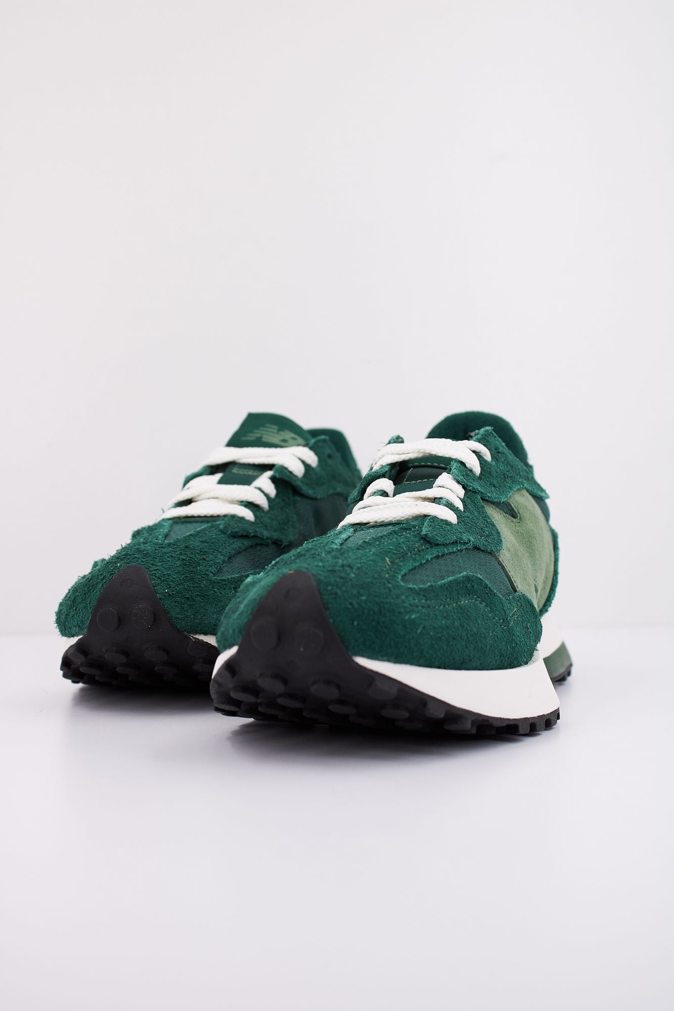 NEW BALANCE U327 WTB en color VERDE (2)