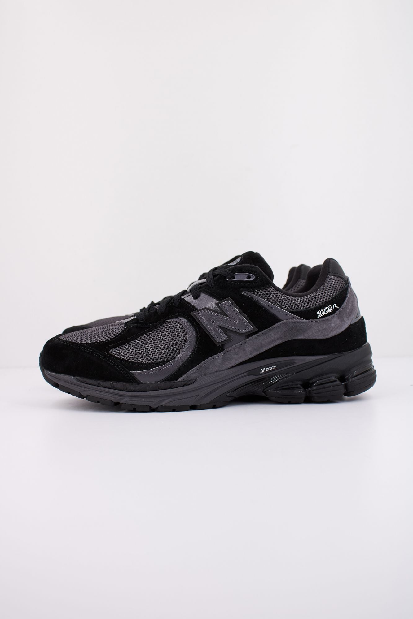 NEW BALANCE M2002 RBL  en color NEGRO (1)