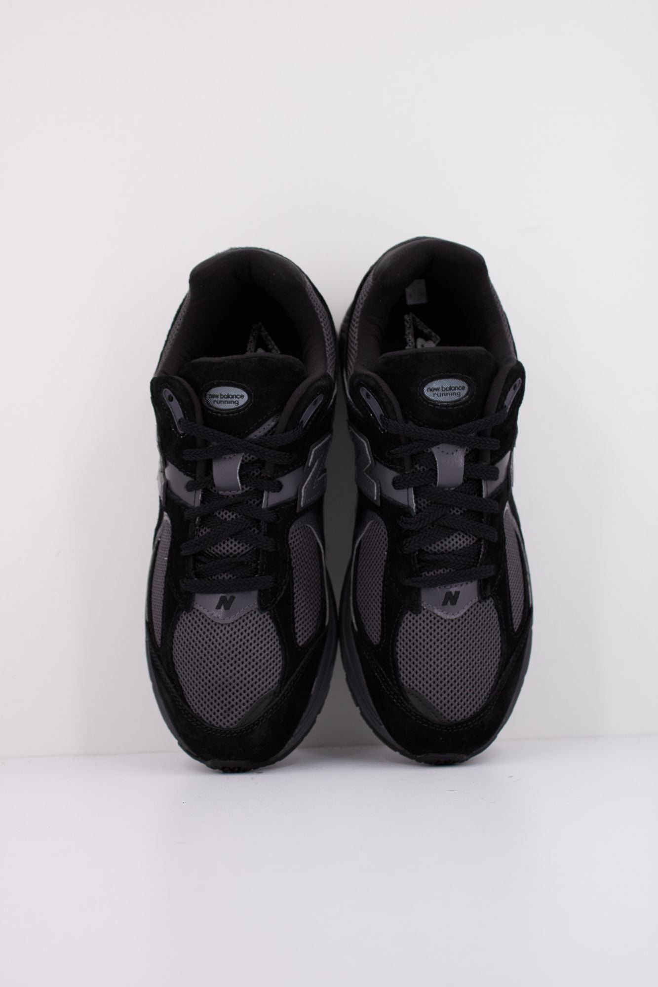 NEW BALANCE M2002 RBL  en color NEGRO (3)