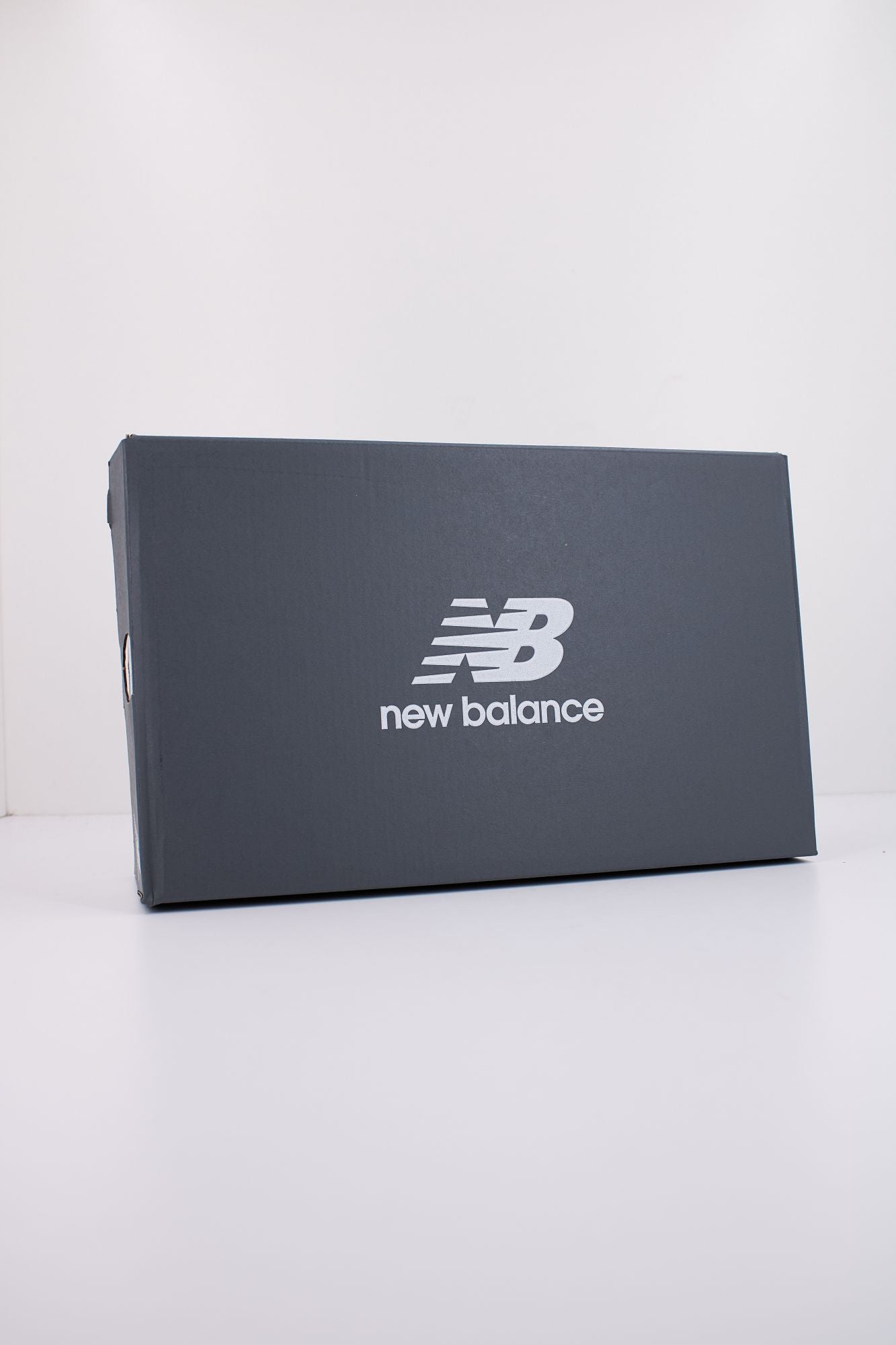 NEW BALANCE M2002 RBL  en color NEGRO (6)