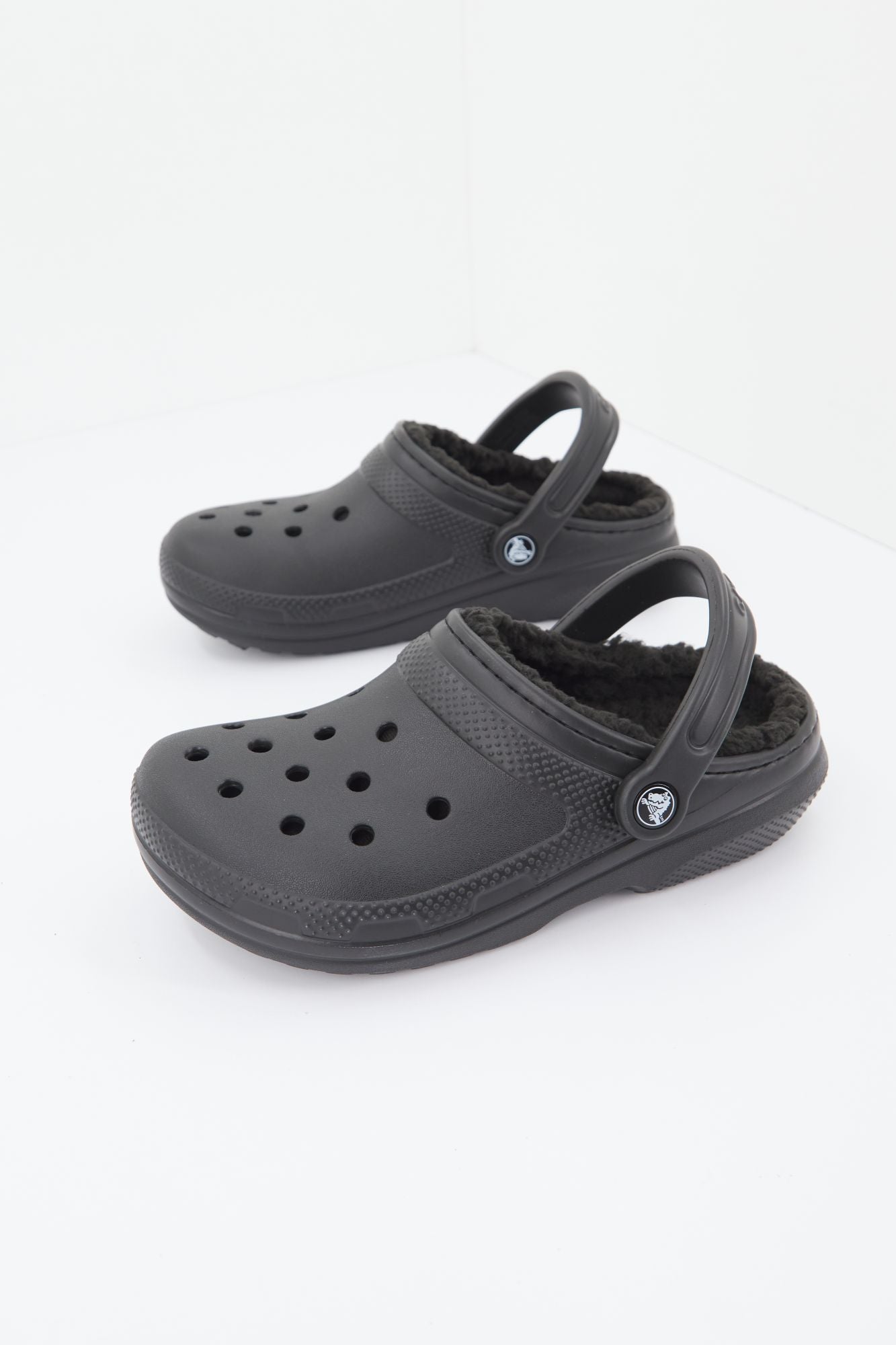 CROCS CLASSIC LINED CLOG en color NEGRO (1)