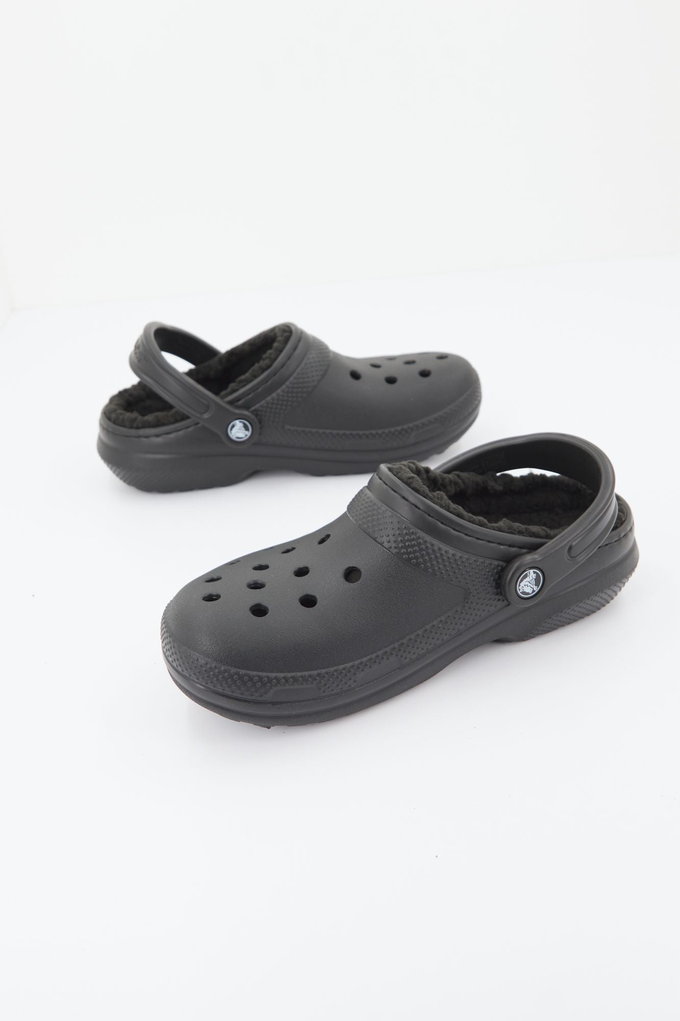 CROCS CLASSIC LINED CLOG en color NEGRO (3)