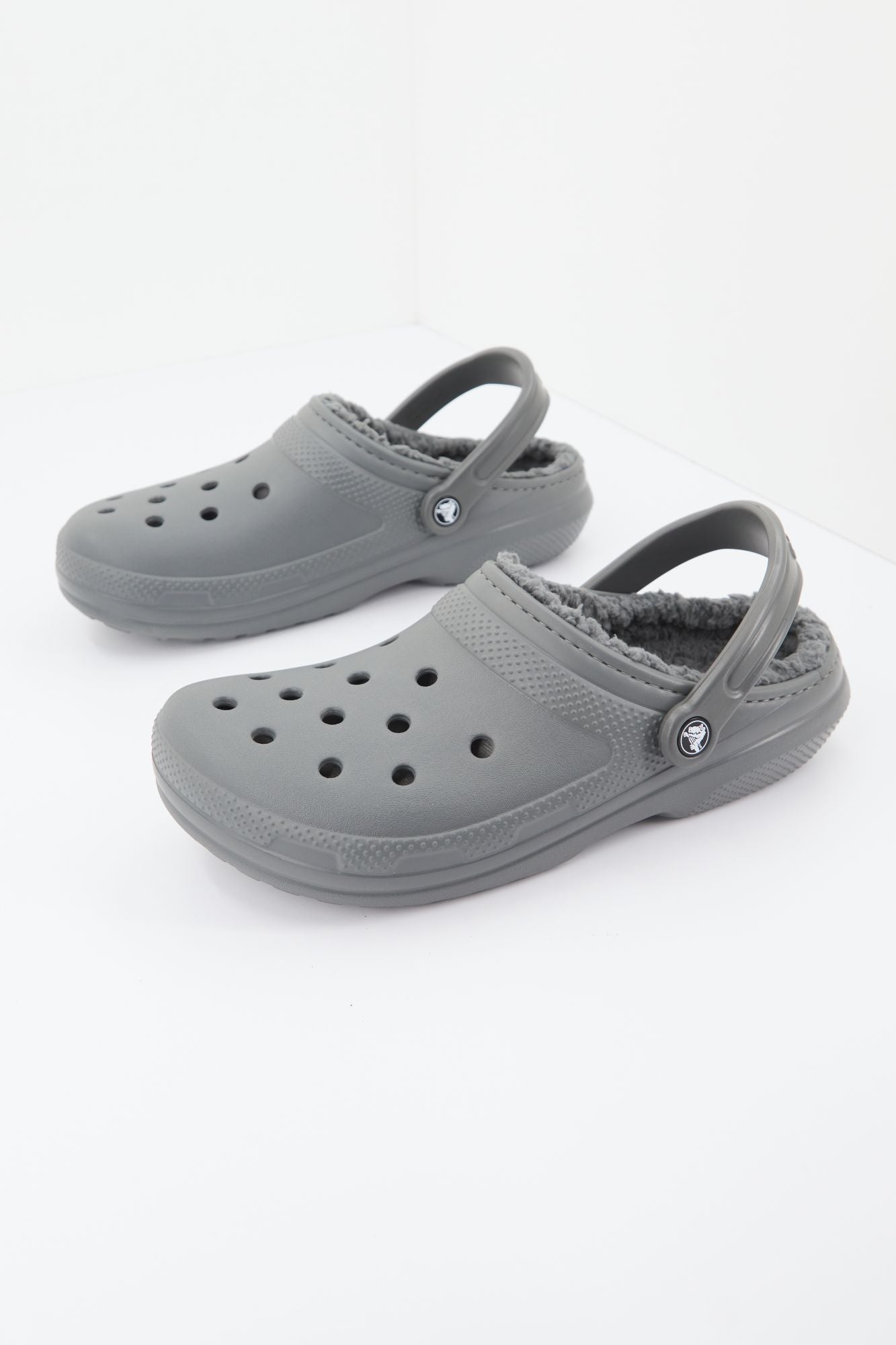 CROCS CLASSIC LINED CLOG en color GRIS (1)