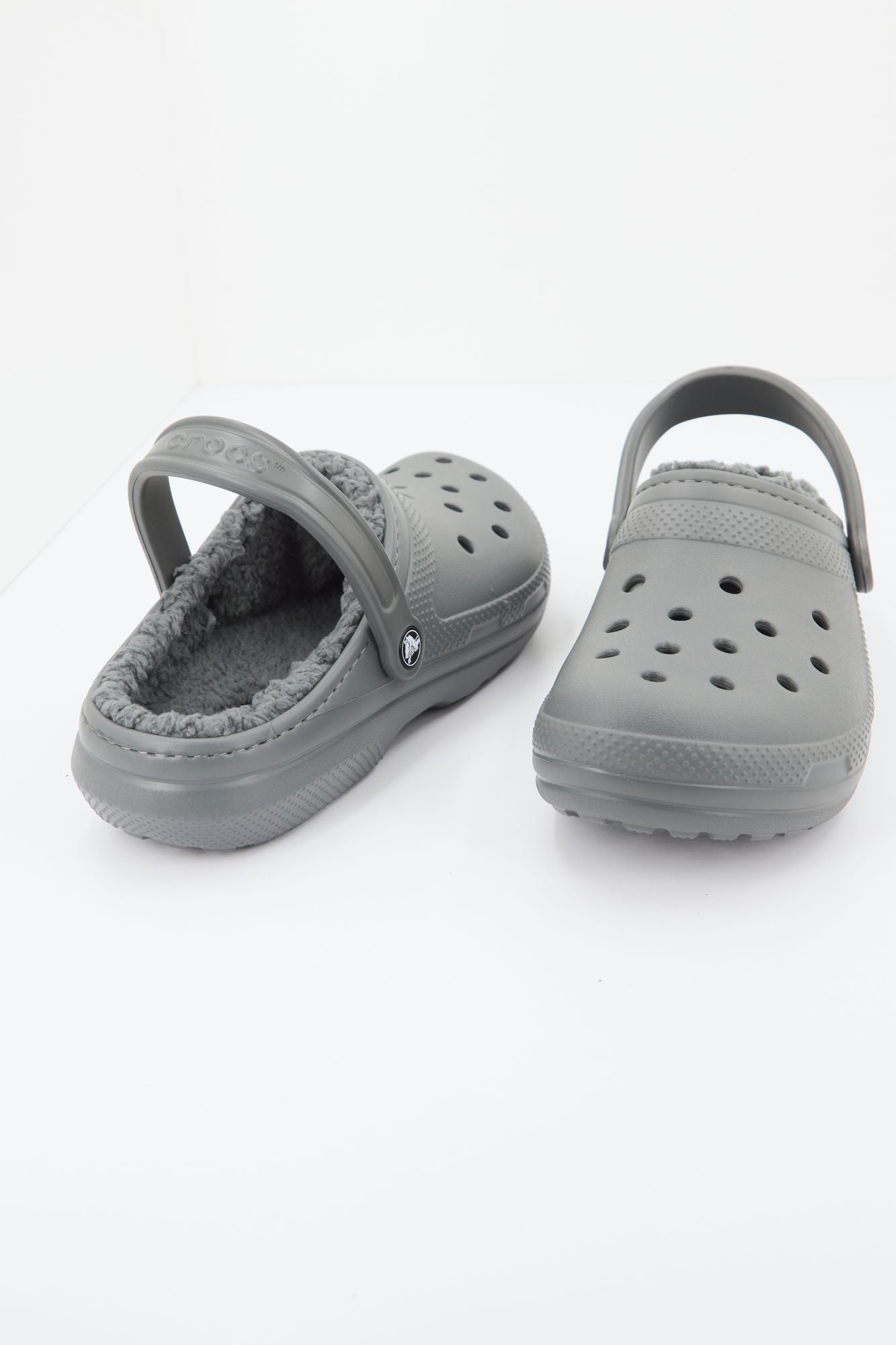 CROCS CLASSIC LINED CLOG en color GRIS (2)