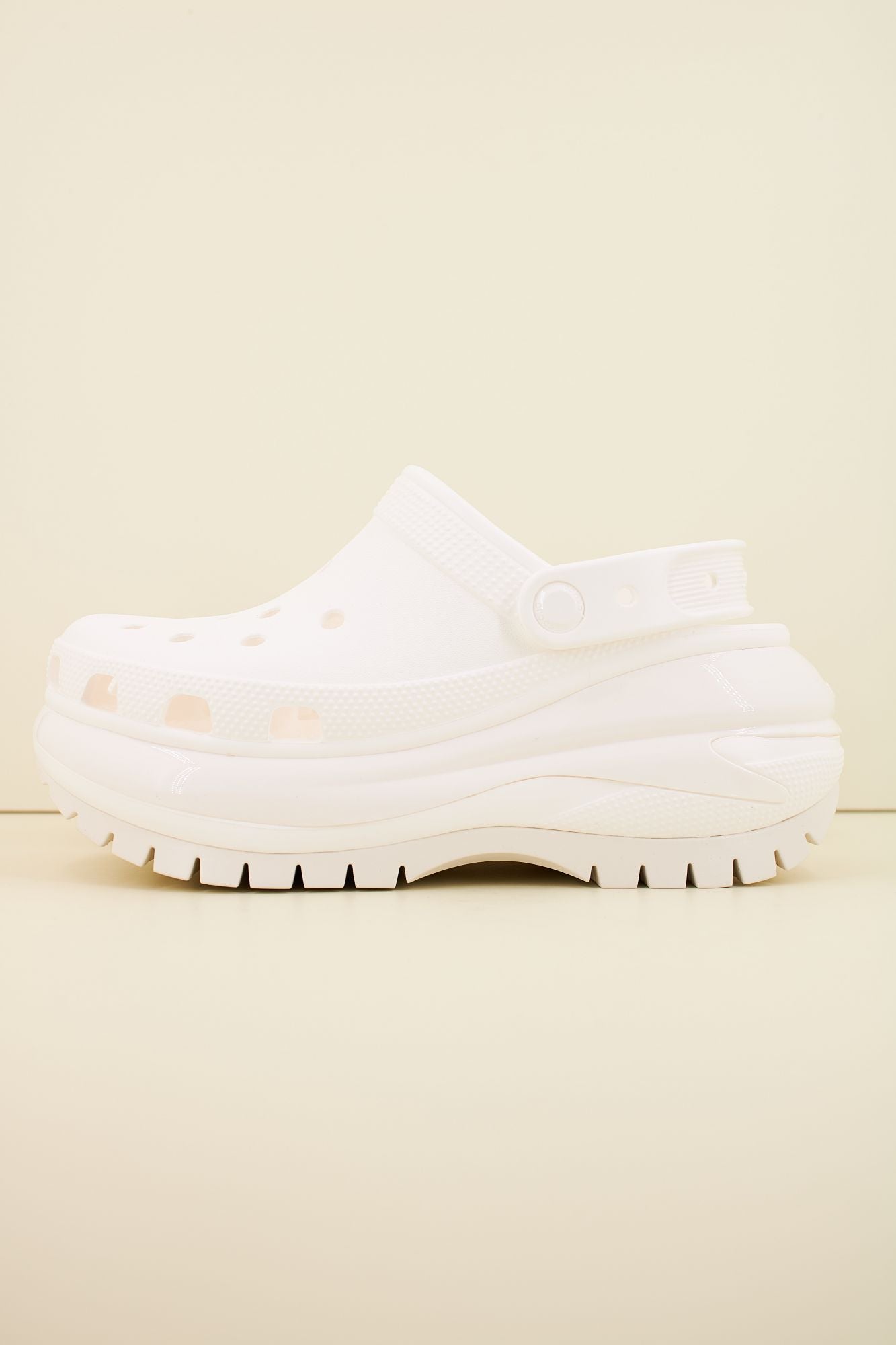 CROCS CLASSIC MEGA CRUSH CLOG en color BLANCO (1)