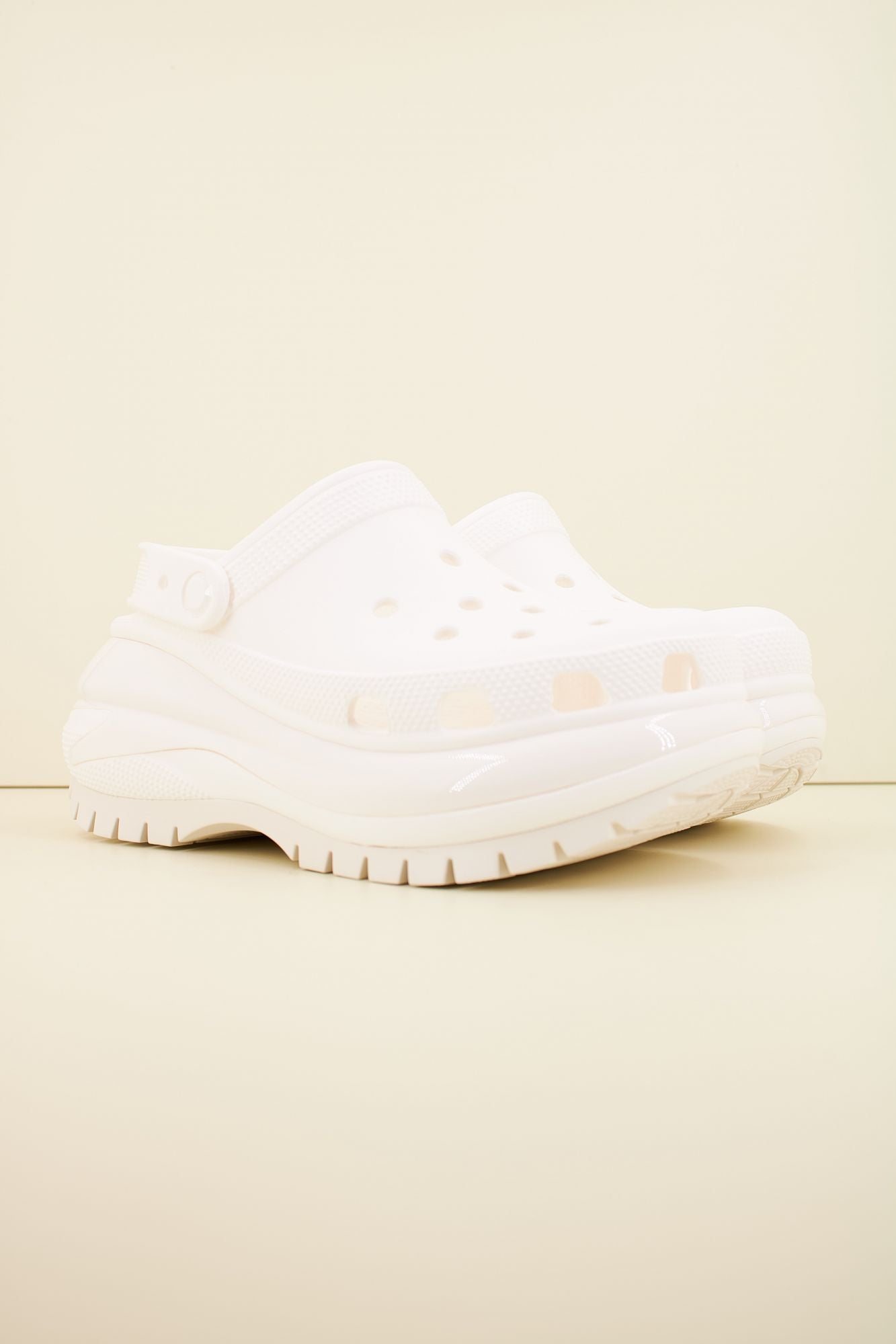 CROCS CLASSIC MEGA CRUSH CLOG en color BLANCO (2)