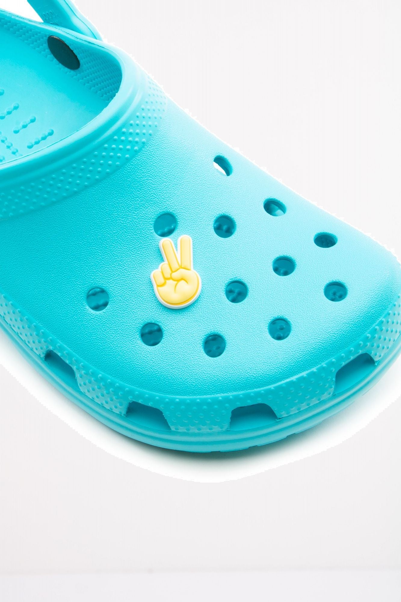 CROCS JIBBITS PEACE HAND SIGN en color AMARILLO (2)