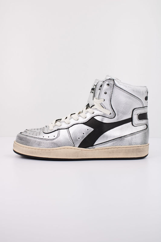 DIADORA HERITAGE BASKET USED en color PLATA (1)