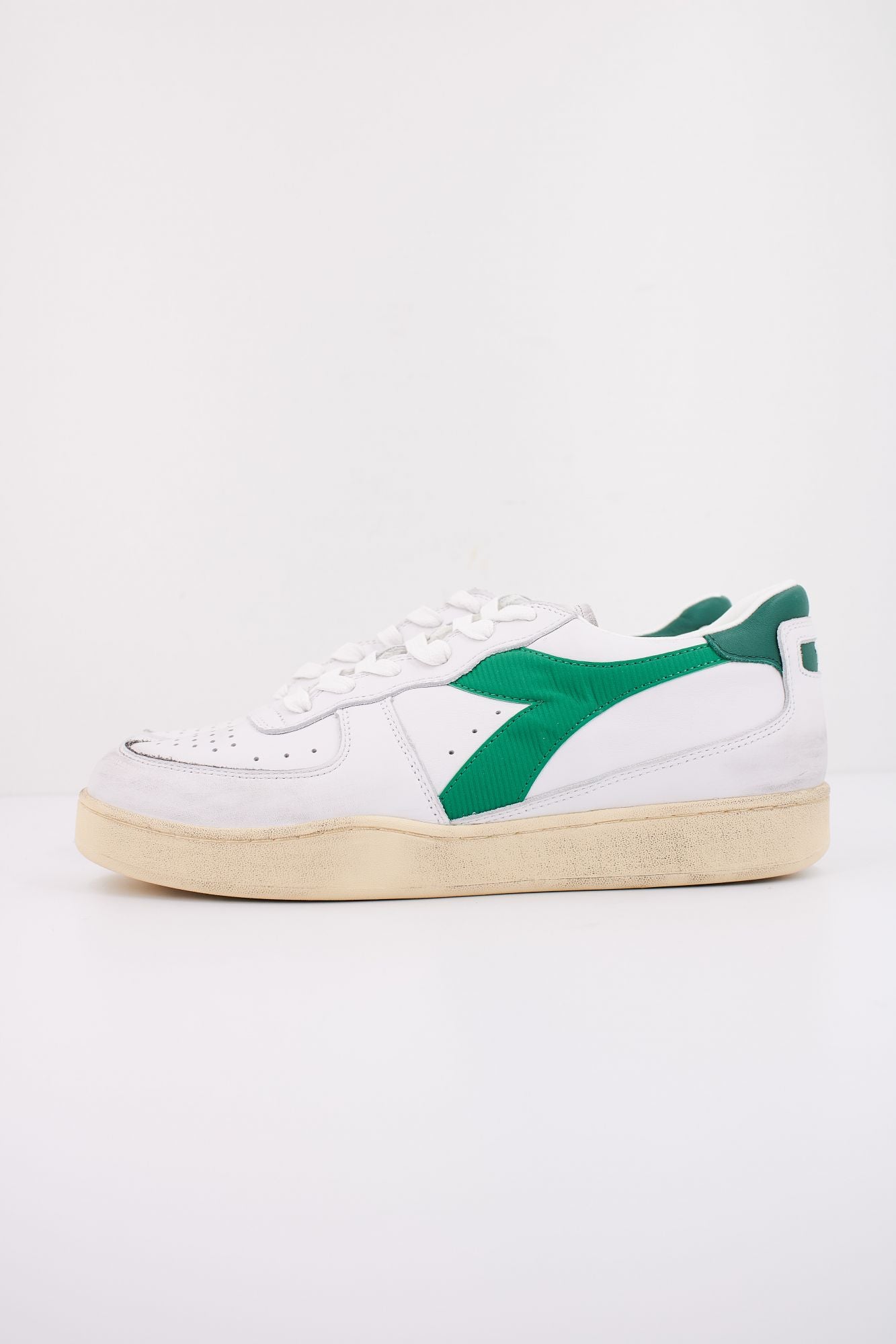 DIADORA HERITAGE BASKET LOW USED en color BLANCO (1)