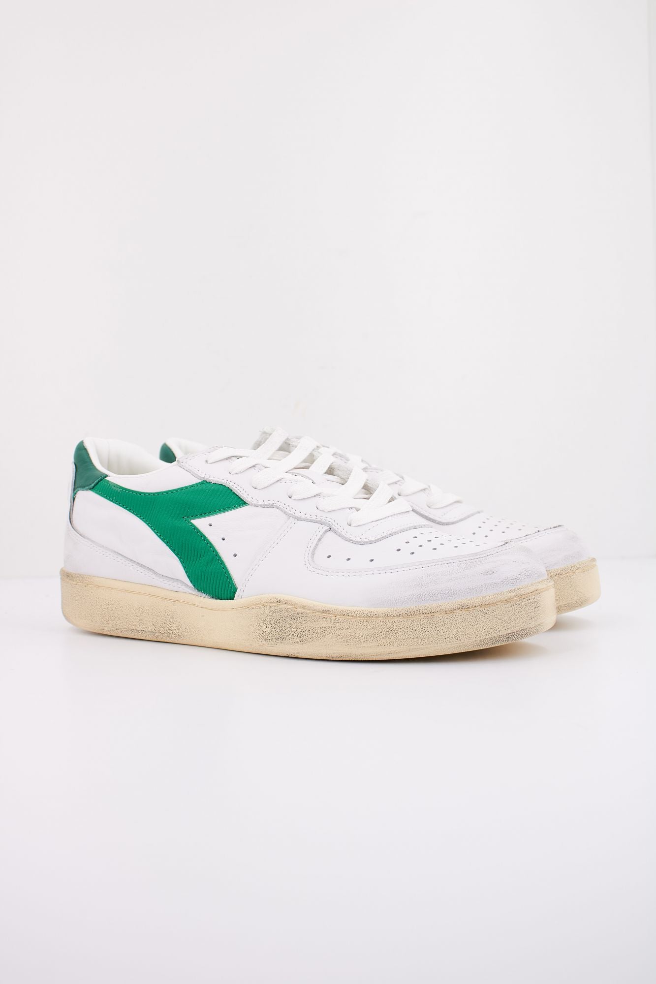 DIADORA HERITAGE BASKET LOW USED en color BLANCO (2)