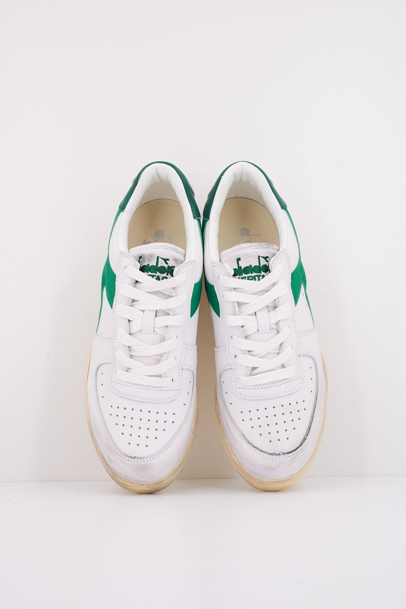 DIADORA HERITAGE BASKET LOW USED en color BLANCO (3)