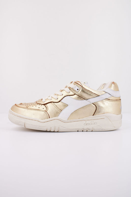 DIADORA HERITAGE  METAL WN en color ORO (1)