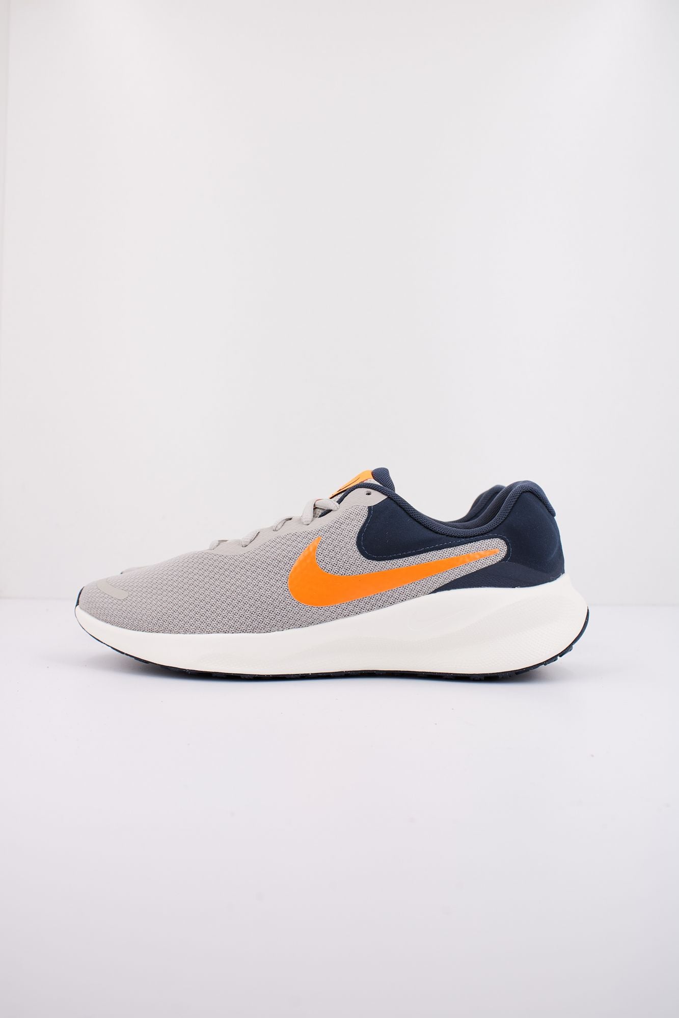 NIKE REVOLUTION 7 en color GRIS (1)