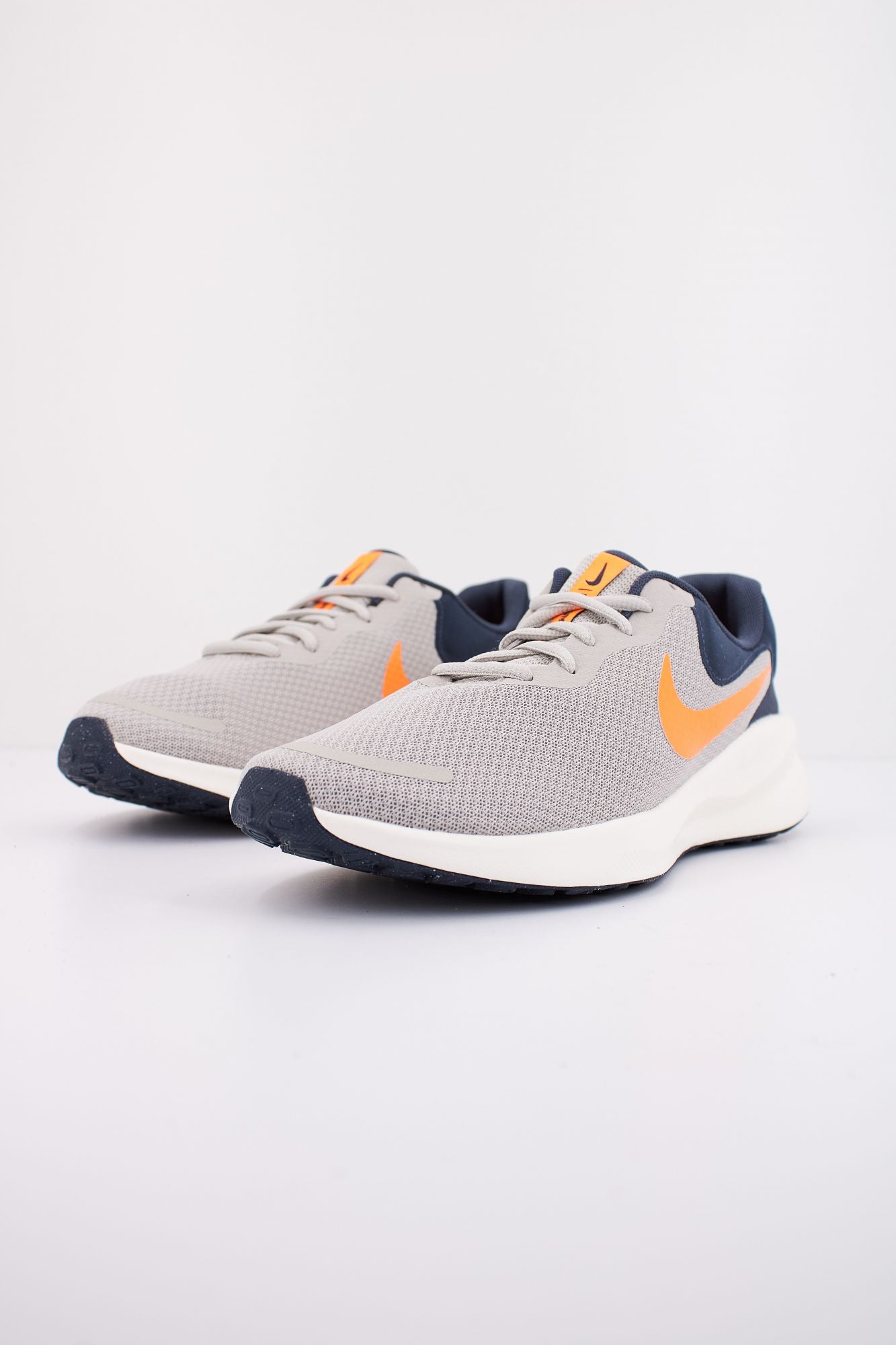 NIKE REVOLUTION 7 en color GRIS (2)