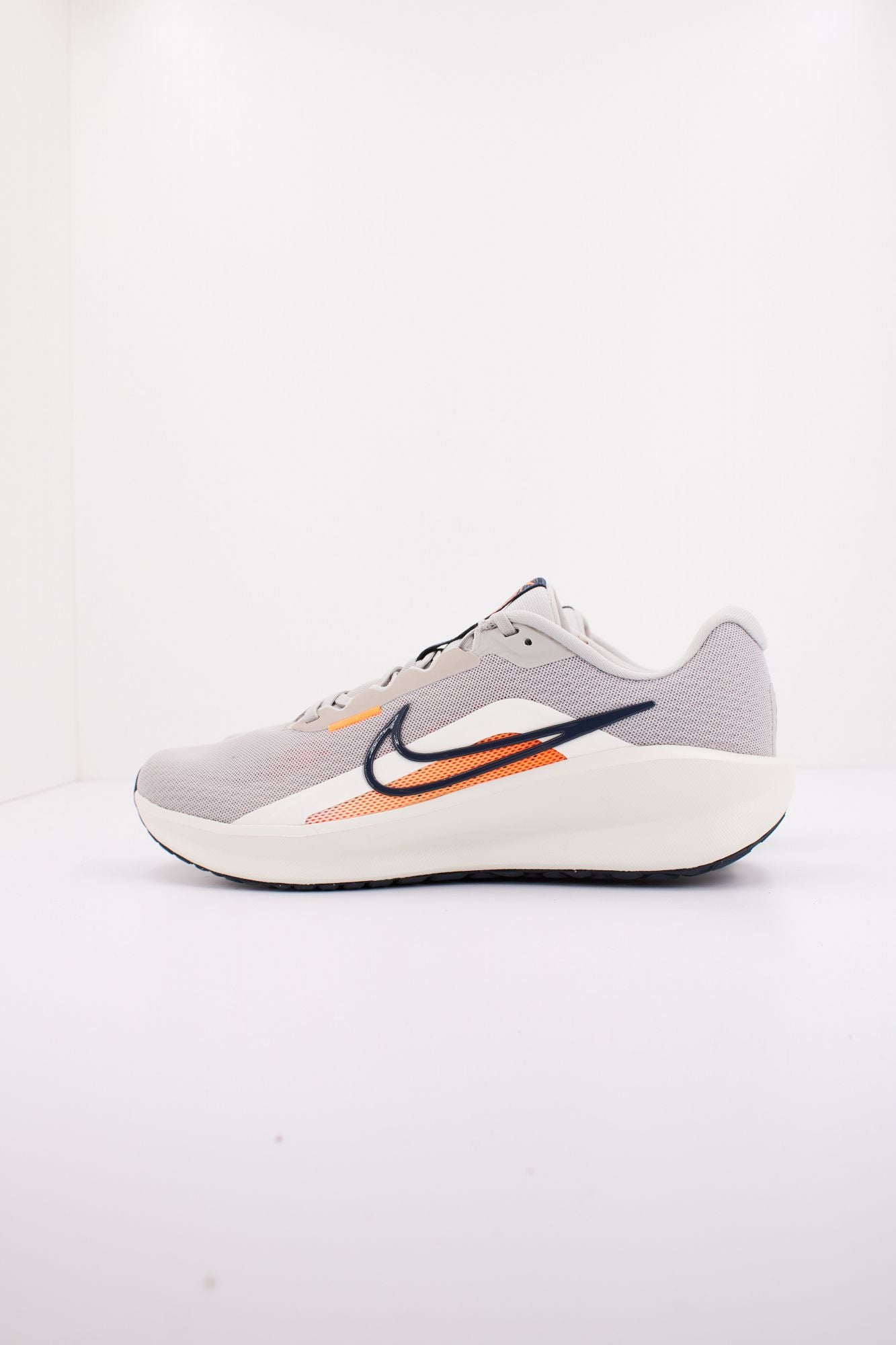 NIKE DOWNSHIFTER 13 en color GRIS (1)