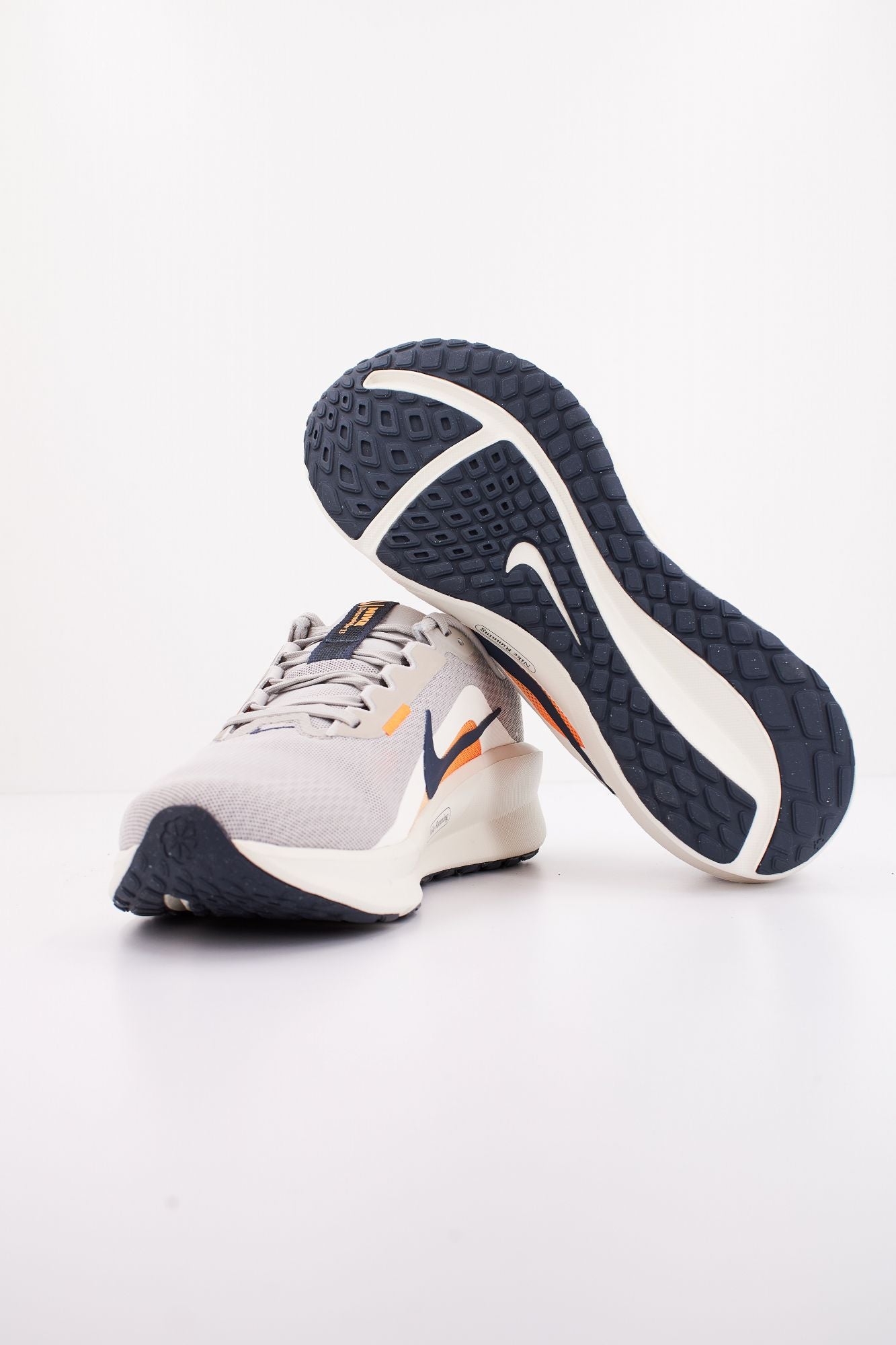 NIKE DOWNSHIFTER 13 en color GRIS (4)