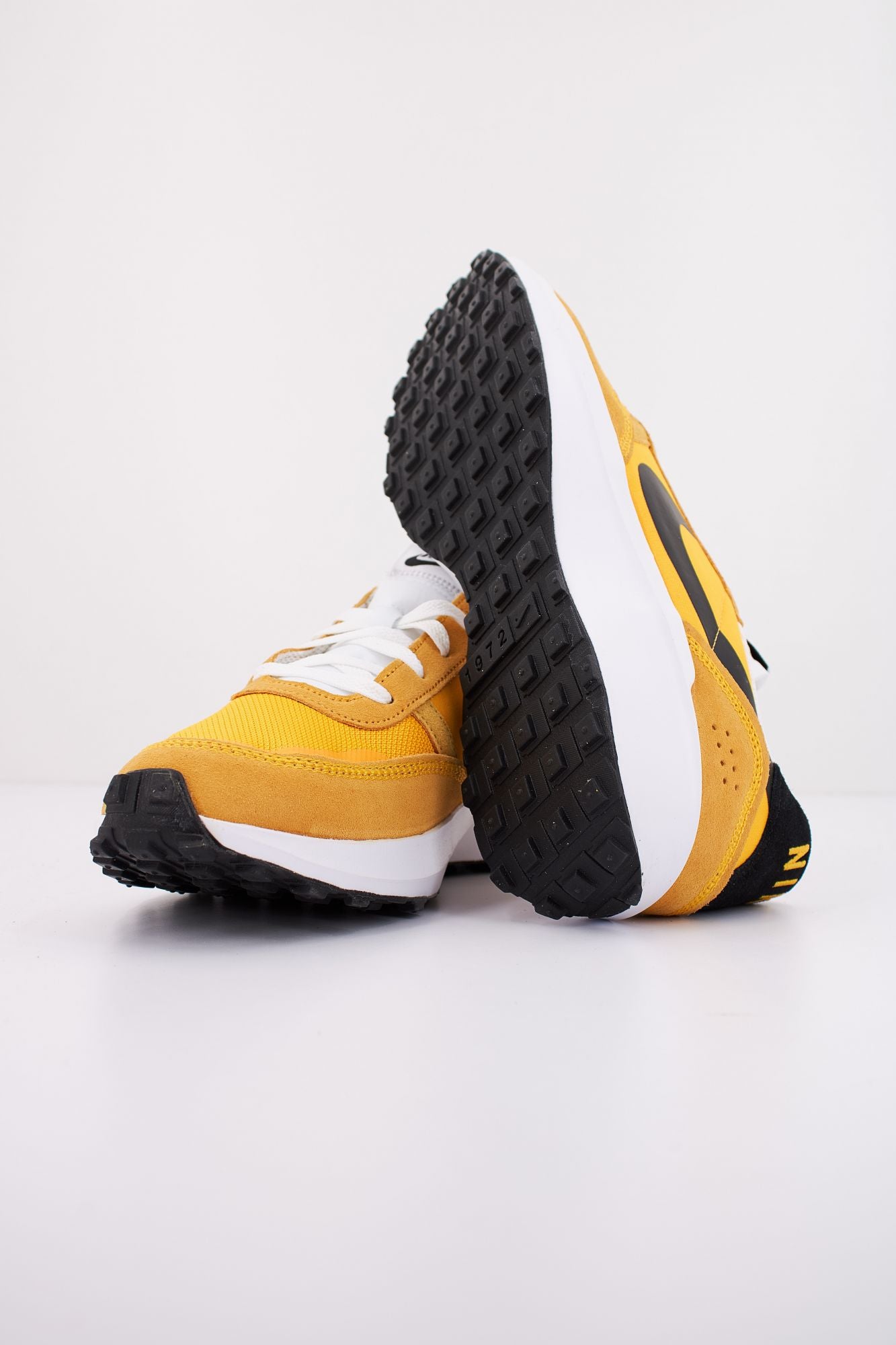 NIKE WAFFLE DEBUT en color AMARILLO (4)