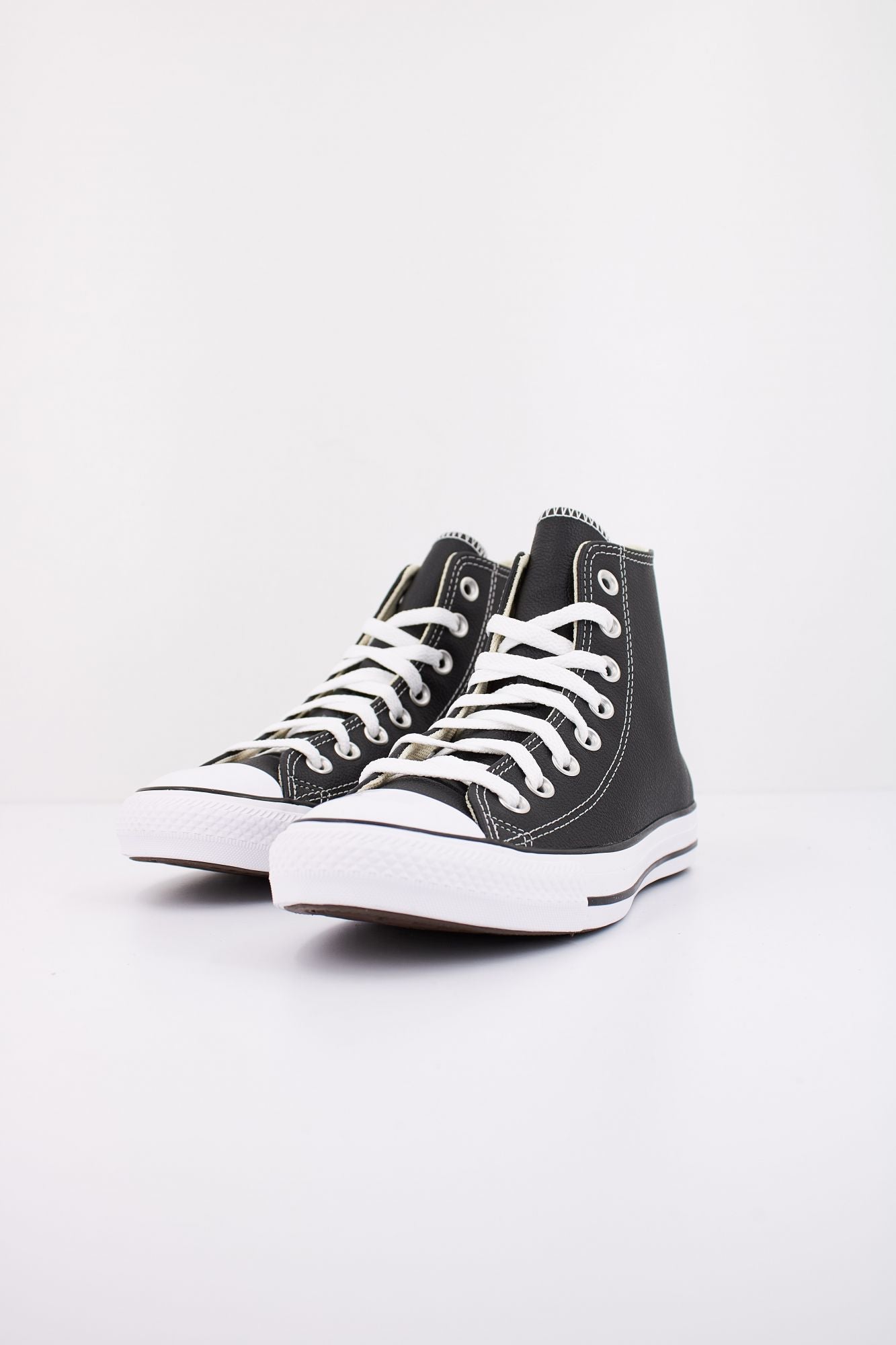 CONVERSE CHUCK TAYLOR LEATHER en color NEGRO (2)