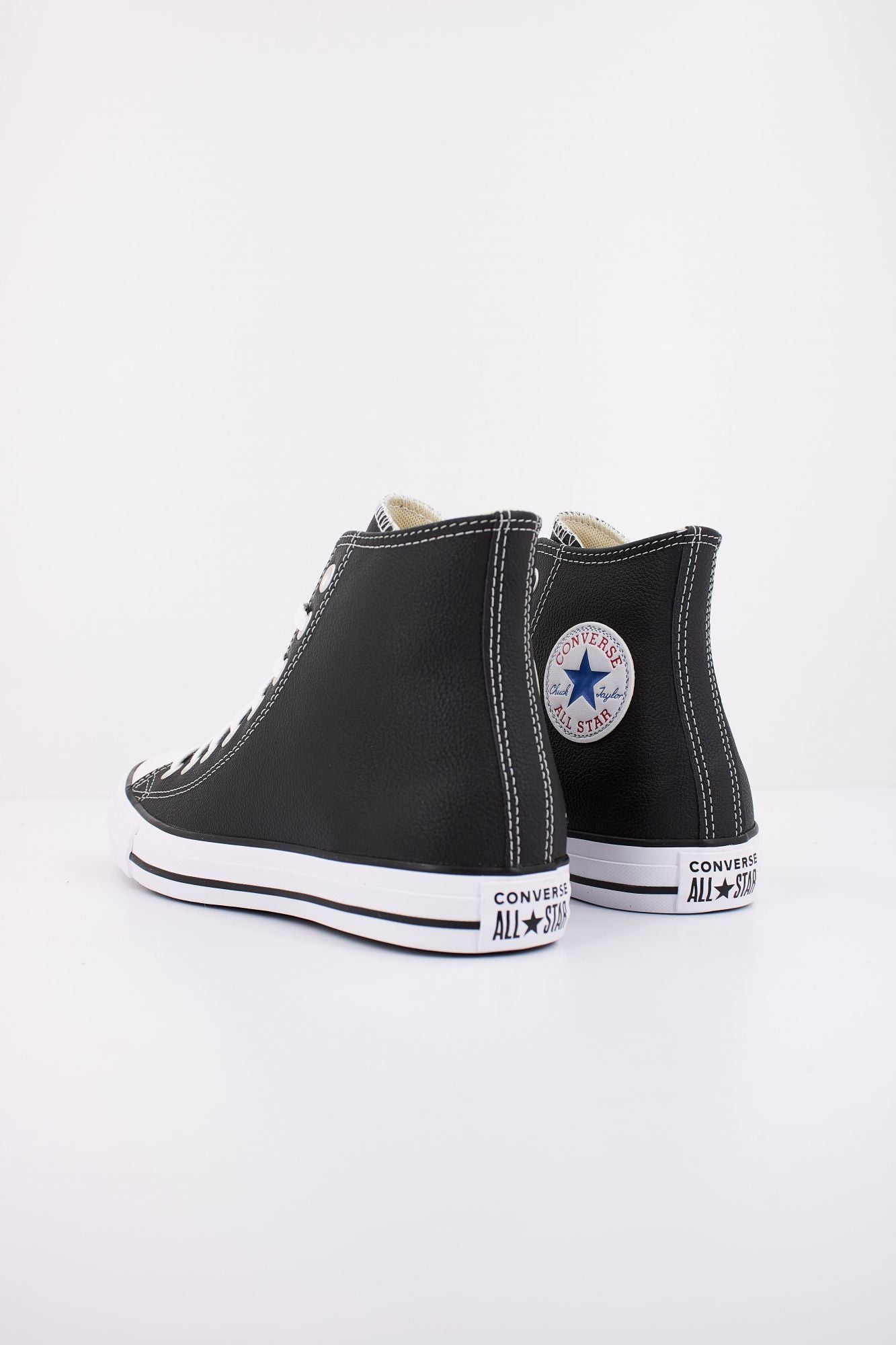 CONVERSE CHUCK TAYLOR LEATHER en color NEGRO (4)