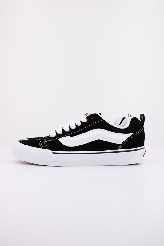 VANS KNU SKOOL en color NEGRO (1)