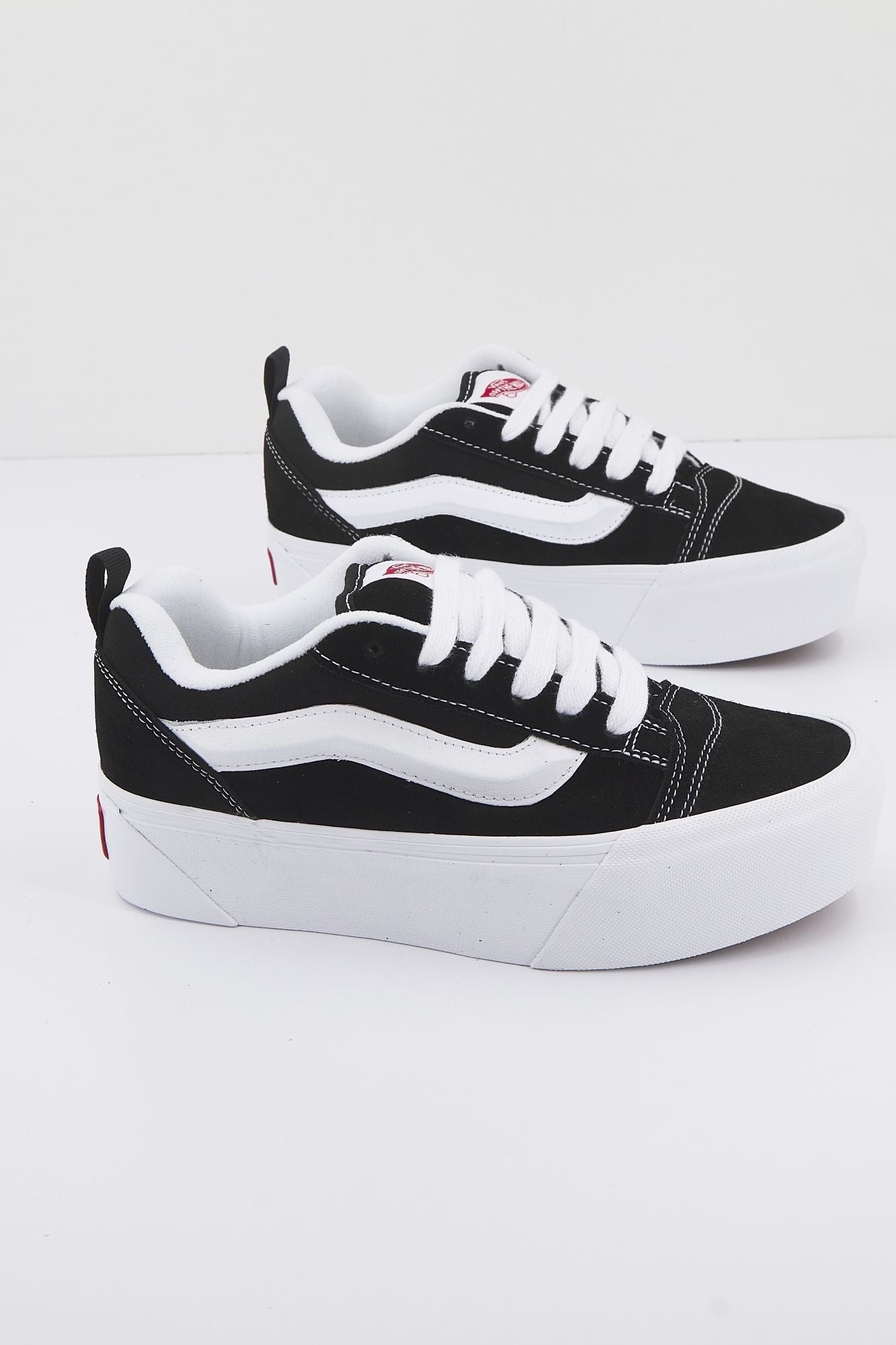 VANS  KNU STACK en color NEGRO (1)