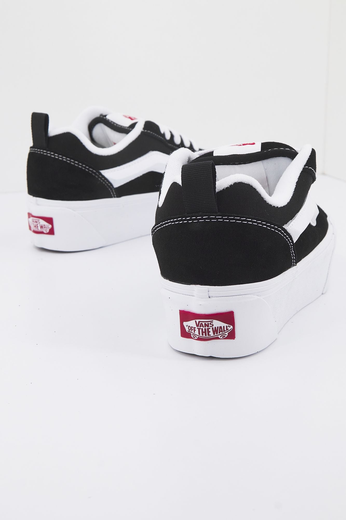 VANS  KNU STACK en color NEGRO (3)