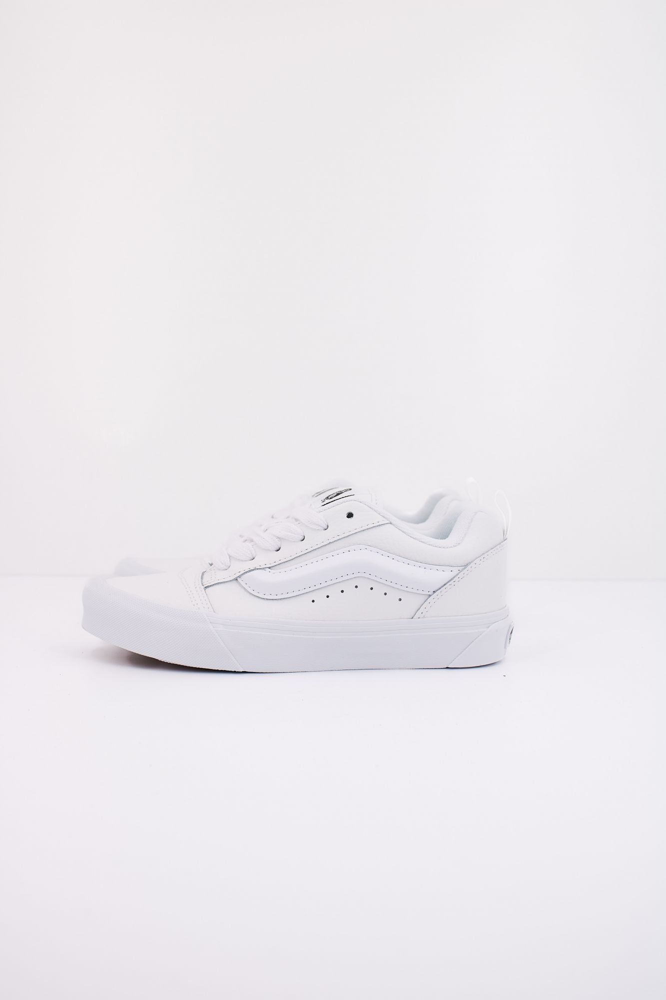 VANS  KNU SKOOL en color BLANCO (1)