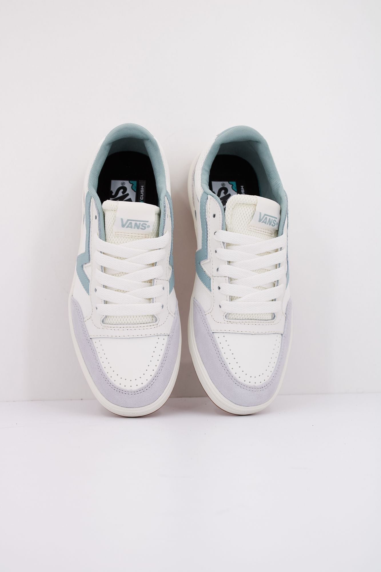 VANS LOWLAND en color BLANCO (3)