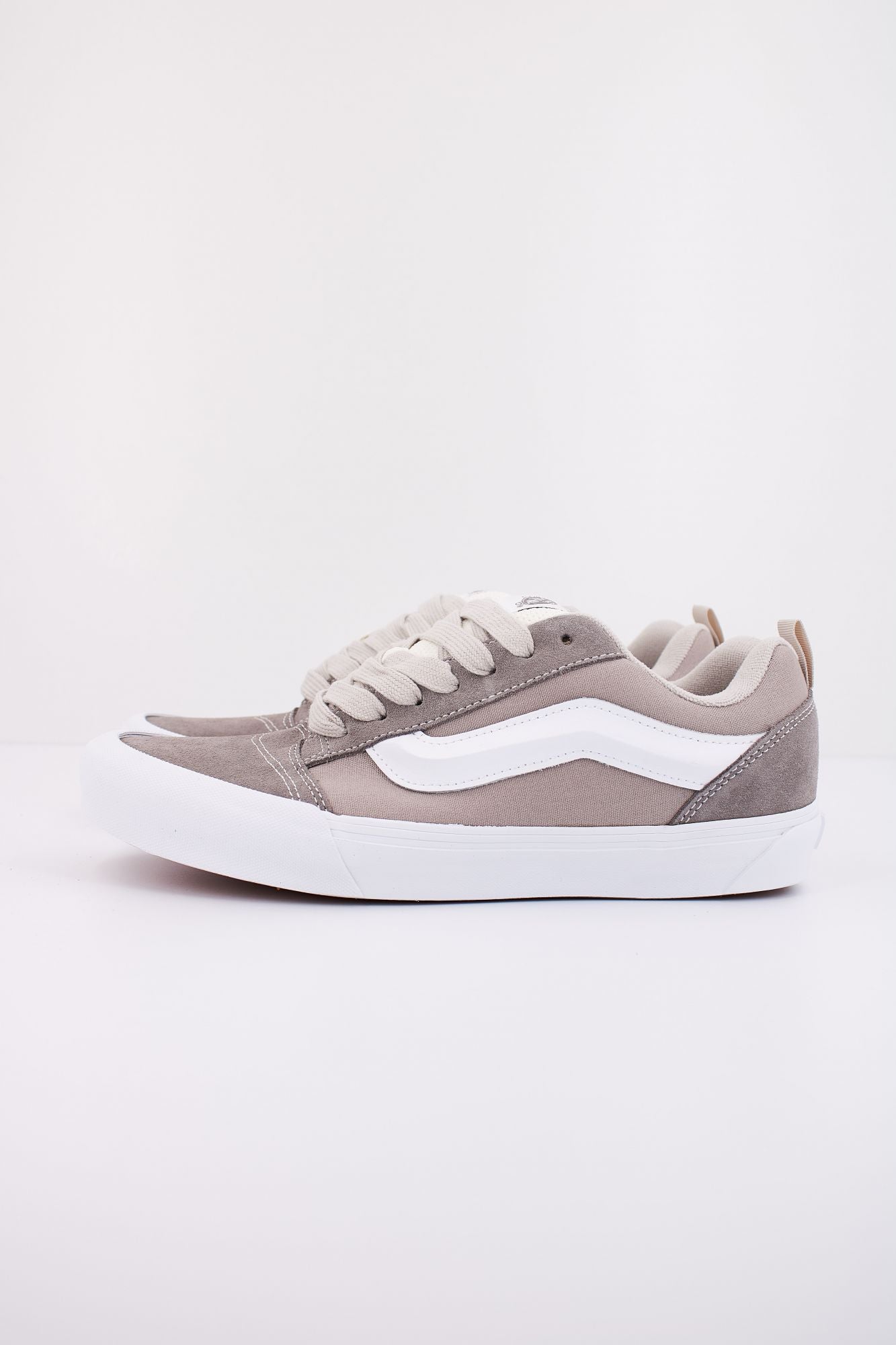 VANS KNU SKOOL en color GRIS (1)