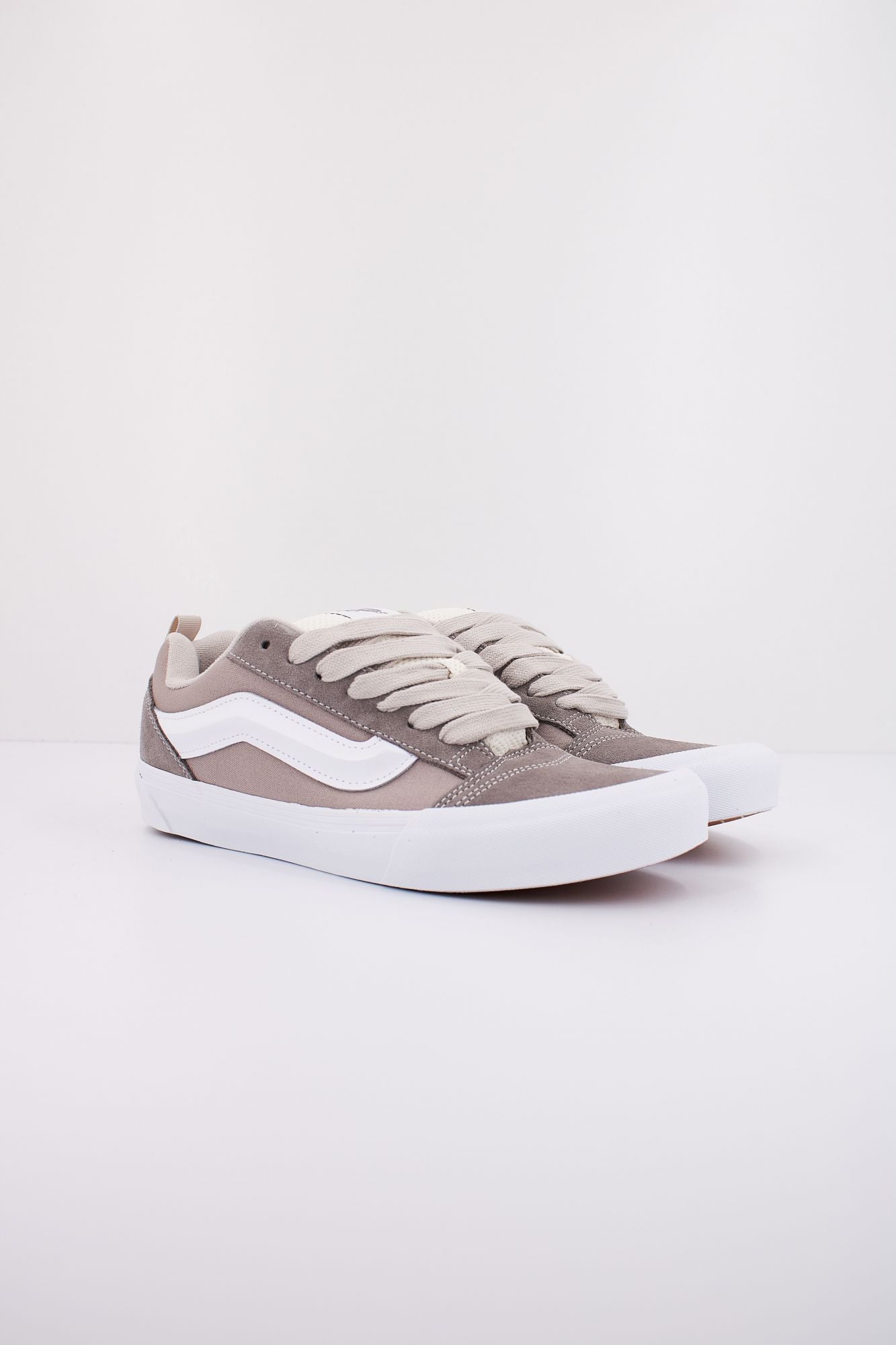 VANS KNU SKOOL en color GRIS (2)